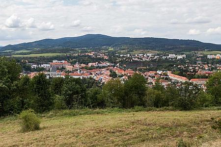 Pohled na město Český Krumlov z poutního areálu na Křížové hoře